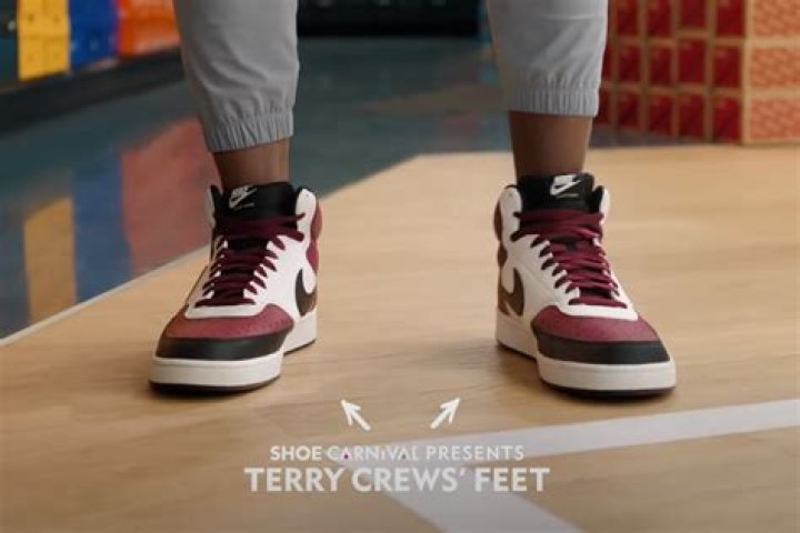 What does Terry Crews bench?