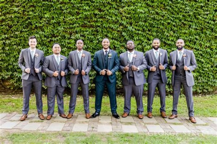 What should groom do day of wedding?
