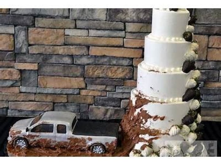 What should the groom's cake be?