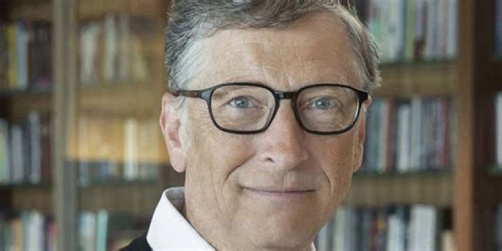 What smartphone does Bill Gates use?