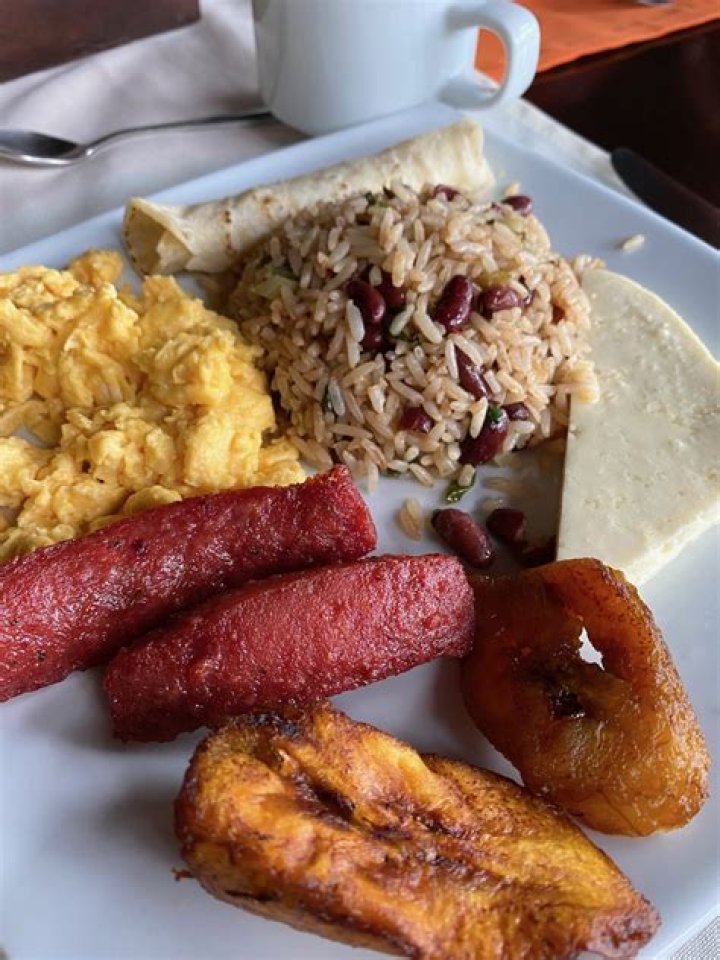What time do they eat breakfast in Costa Rica?
