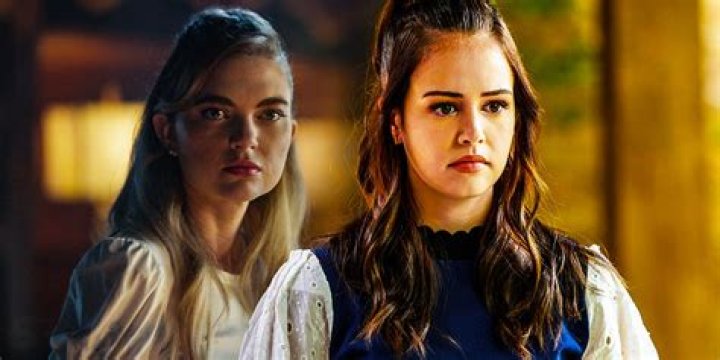 Which twin dies in Legacies?