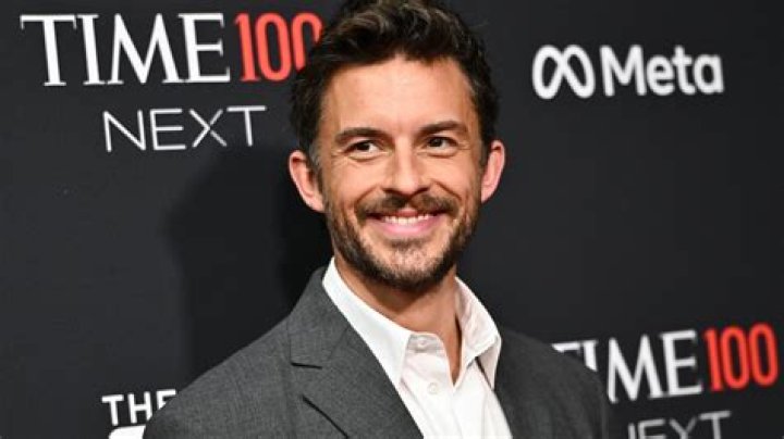 Who are the hottest single male celebrities?