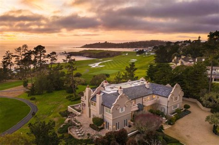 Who owns the house on the 18th hole on Pebble Beach?