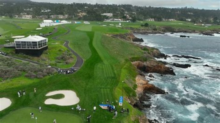 Who owns the houses on Pebble Beach golf course?