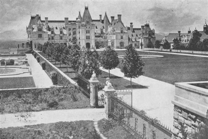 Who was richer Vanderbilt or Rockefeller?